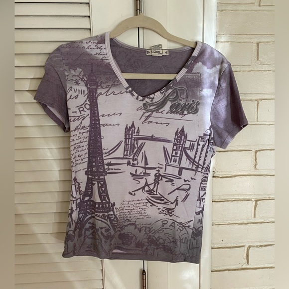 Suzee T (petite medium or regular small) Purple Paris 2000s graphic tee - Picture 1 of 3